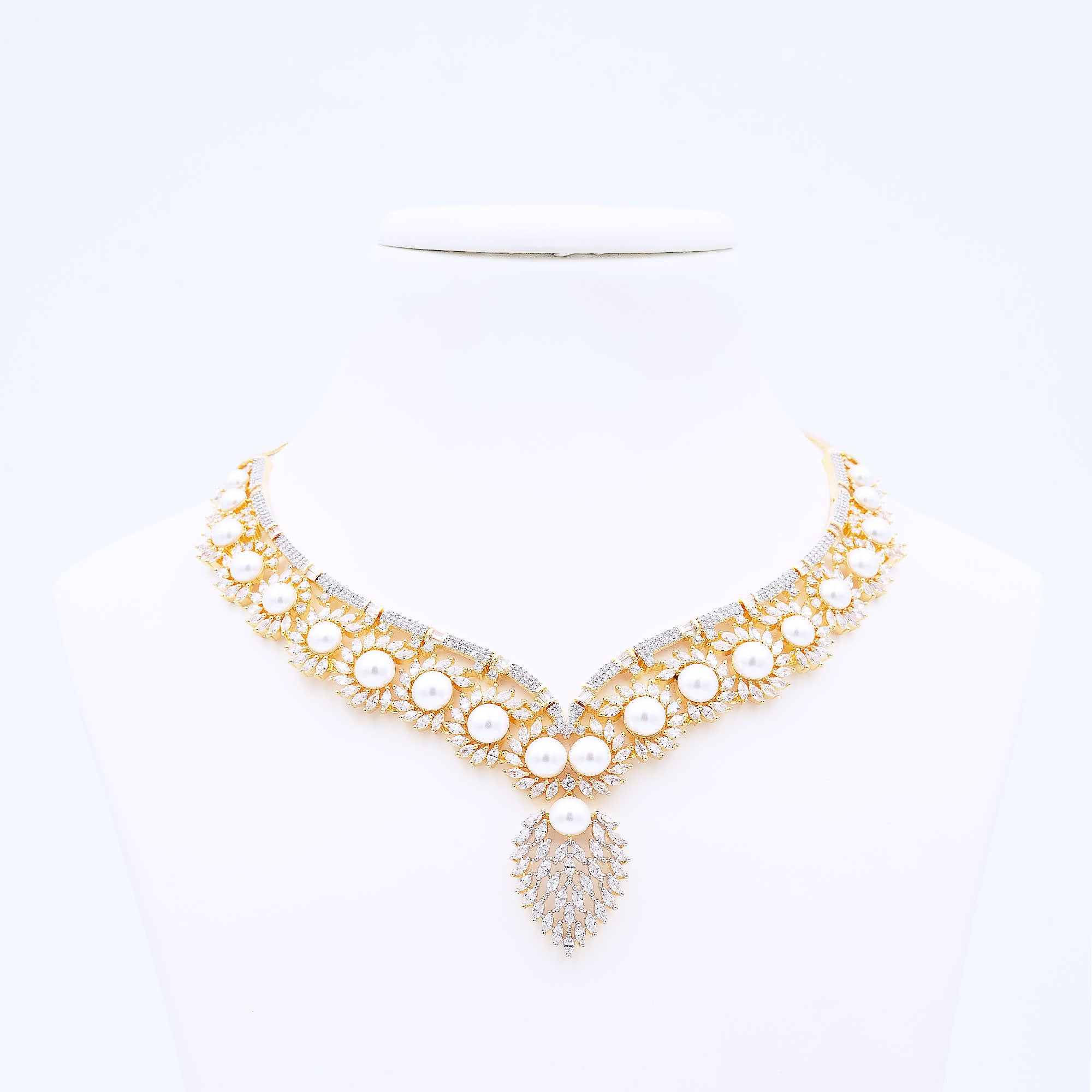 Modern Pearly Floral Necklace Set