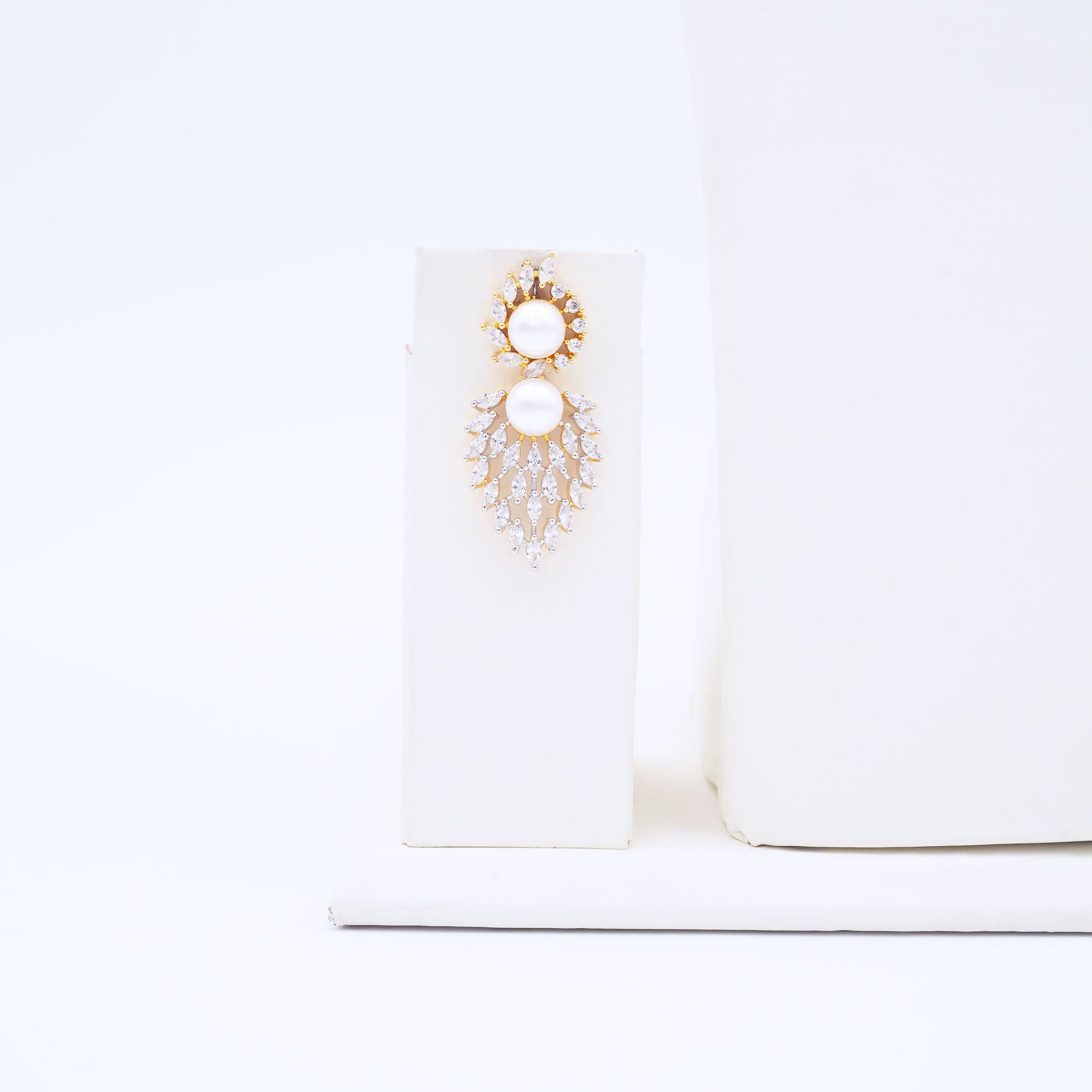 Modern Pearly Floral Necklace Set