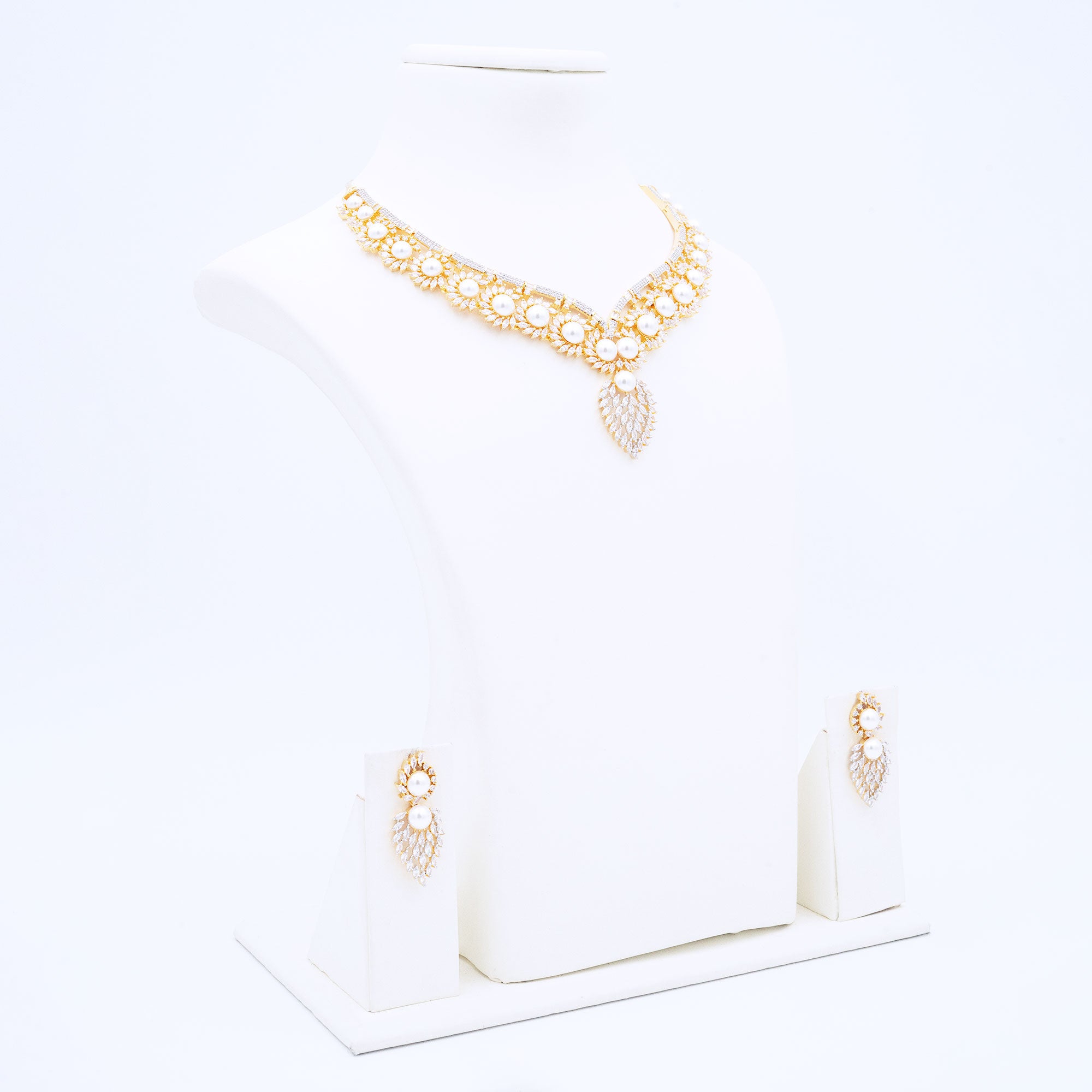 Modern Pearly Floral Necklace Set