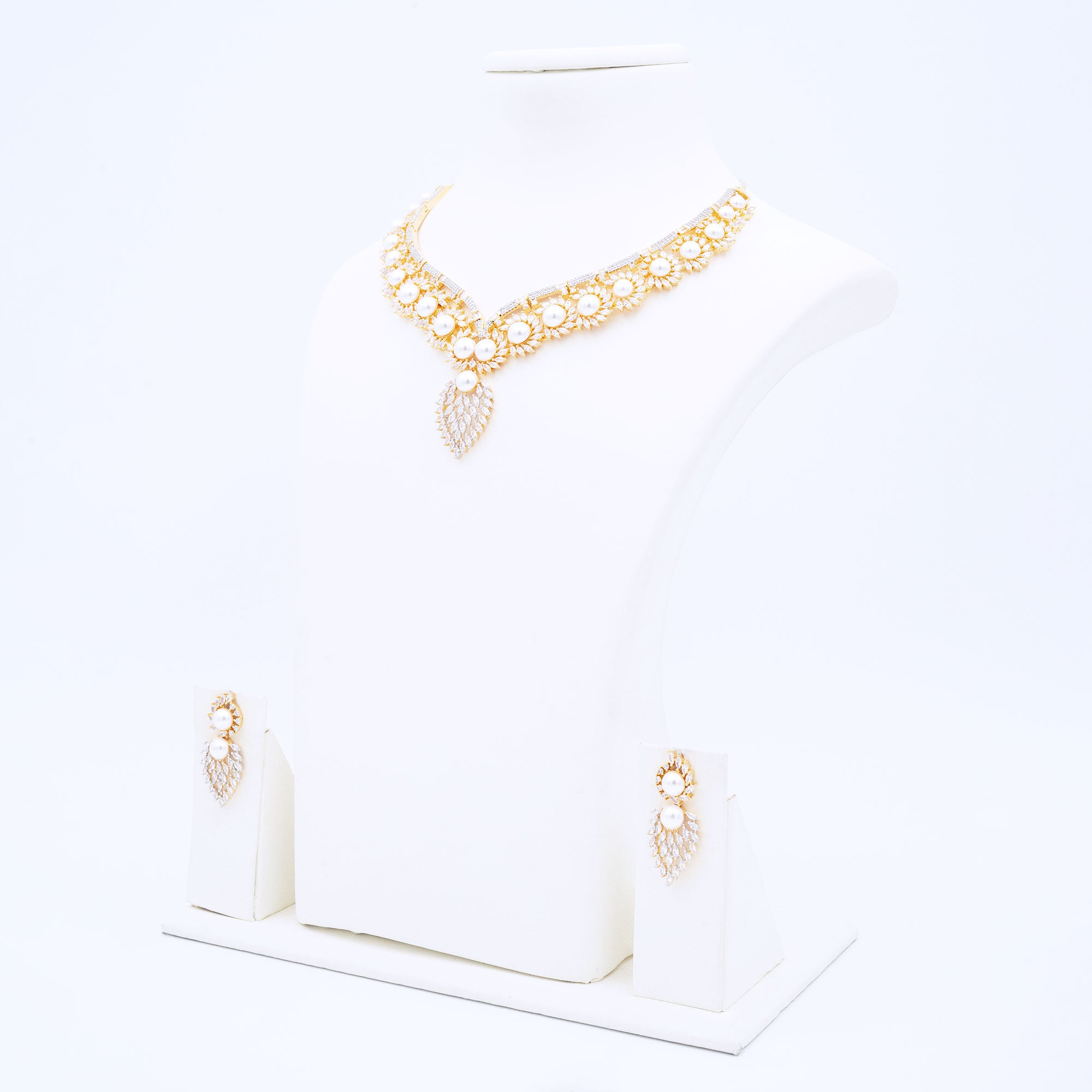 Modern Pearly Floral Necklace Set