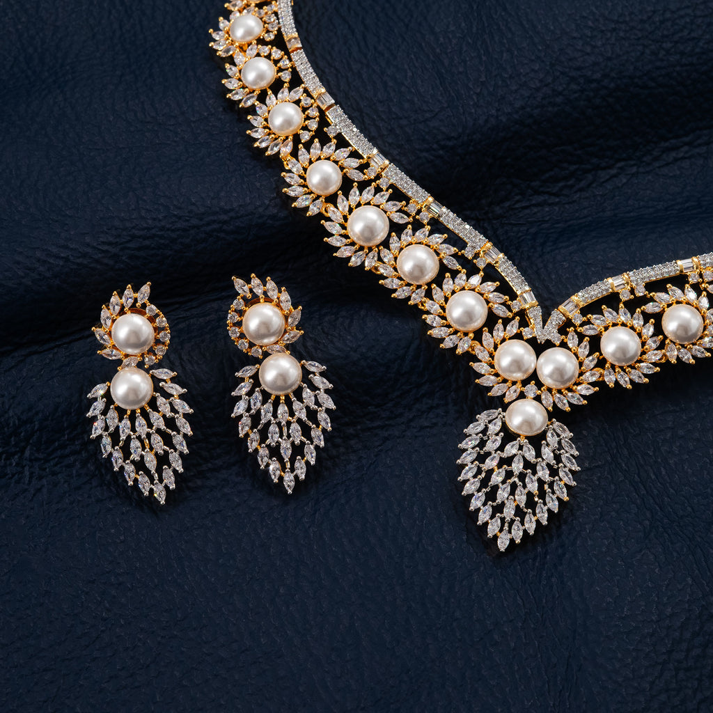 Modern Pearly Floral Necklace Set