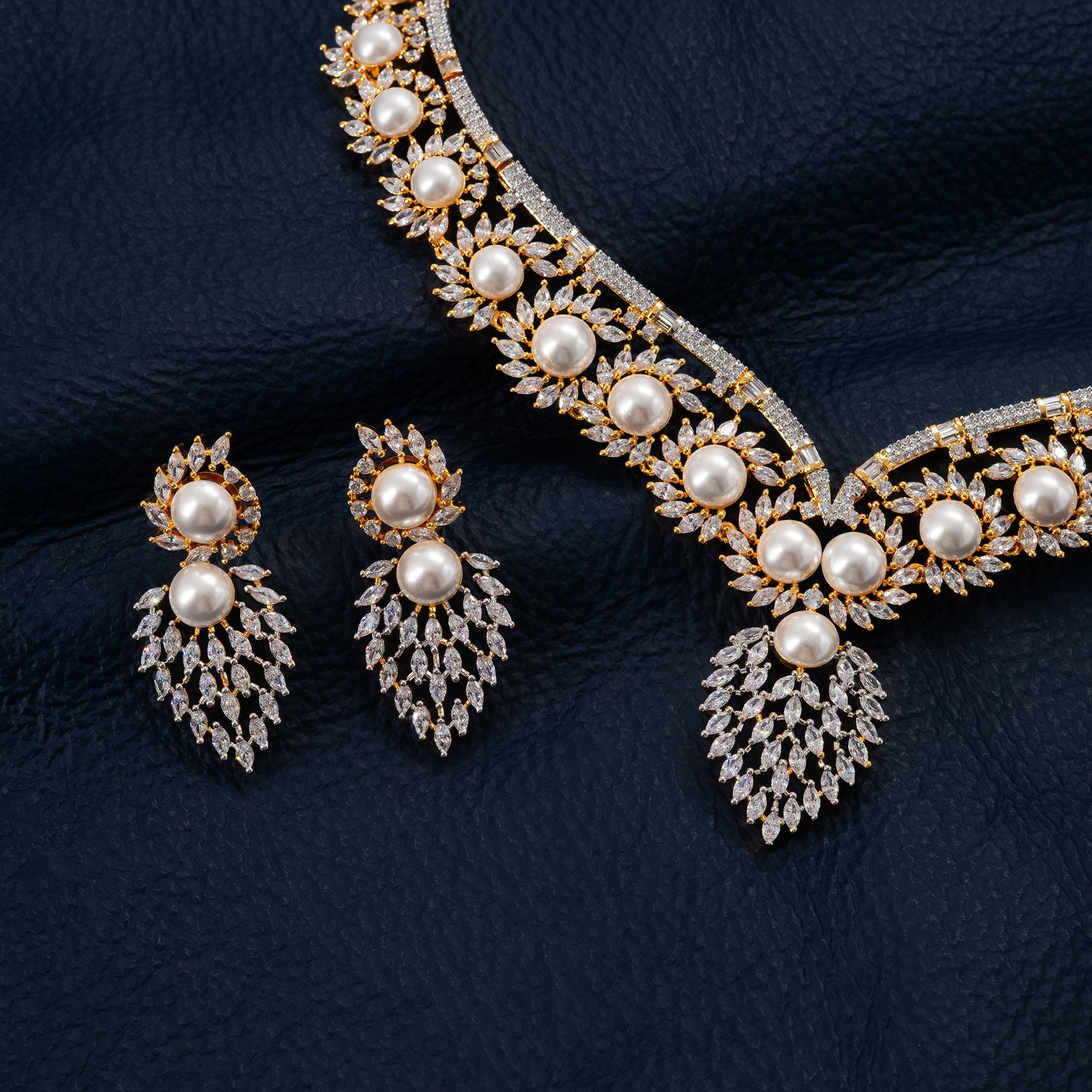 Modern Pearly Floral Necklace Set