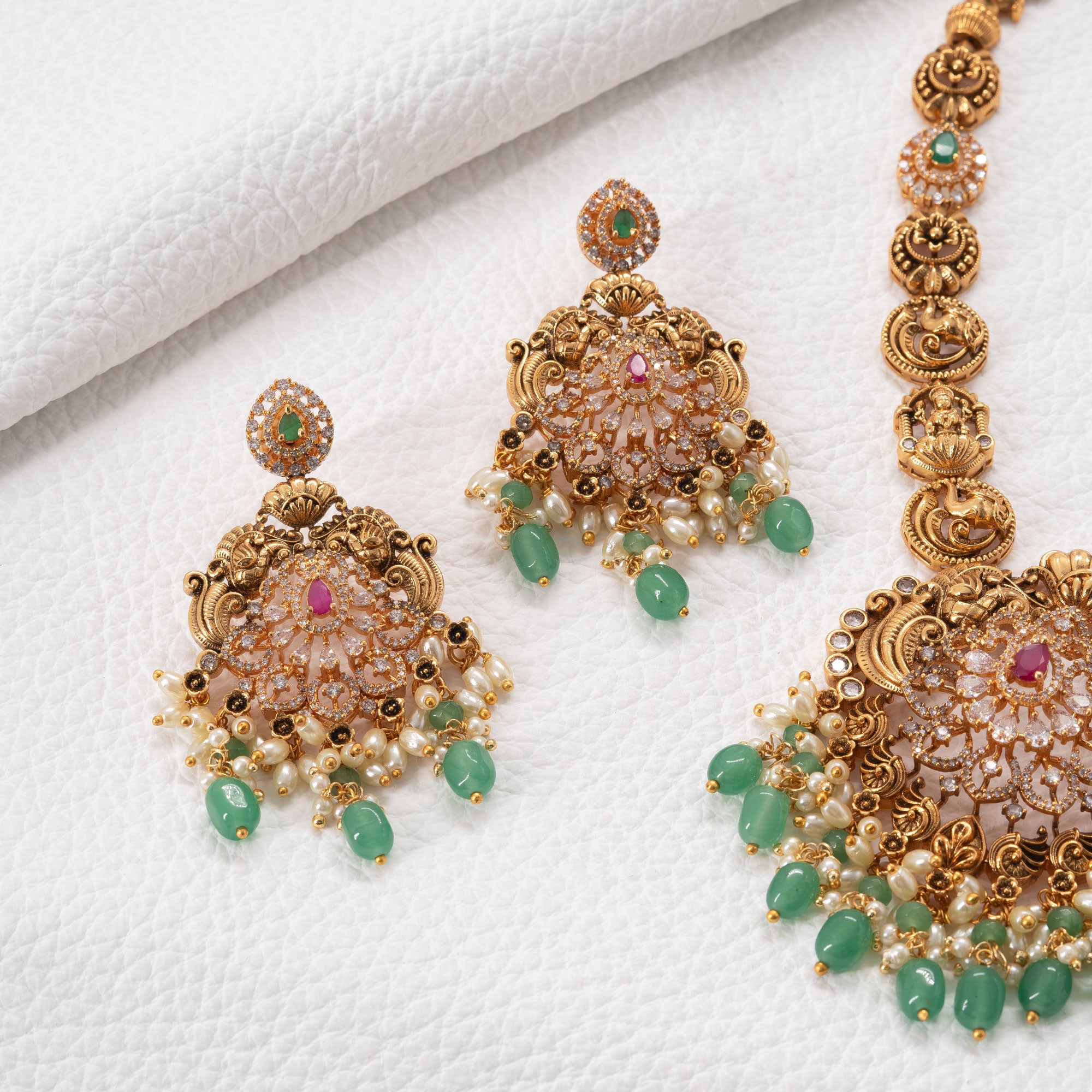 Traditional Swan Stoned Necklace Set