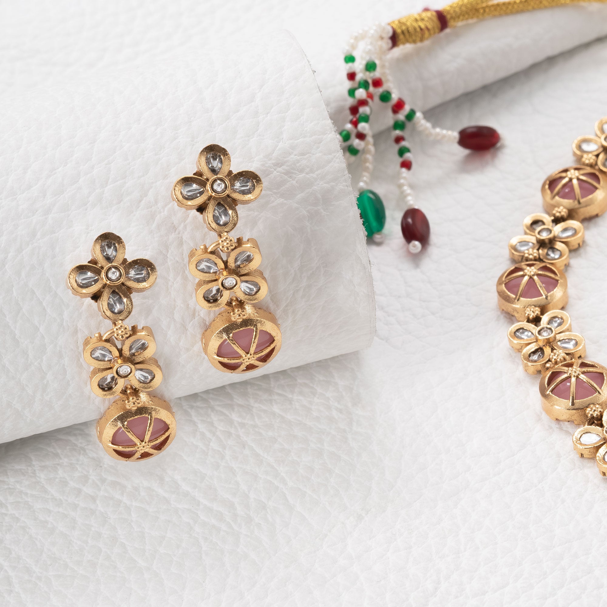 Modern Alternate Round Floral Necklace Set