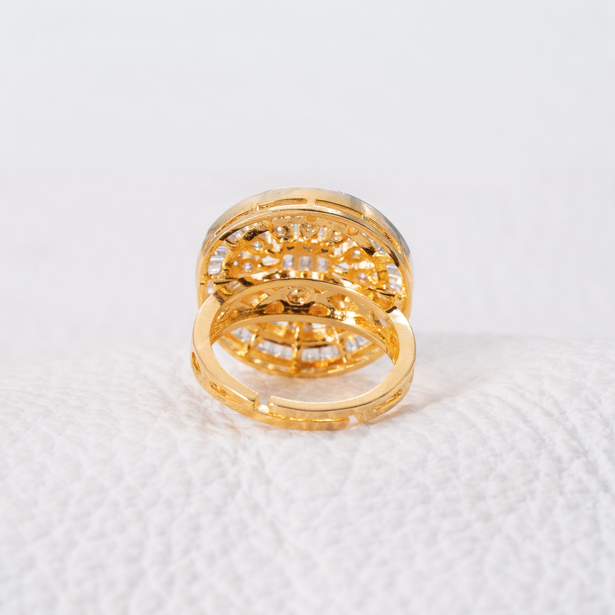 Trendy Multistoned Round Ring