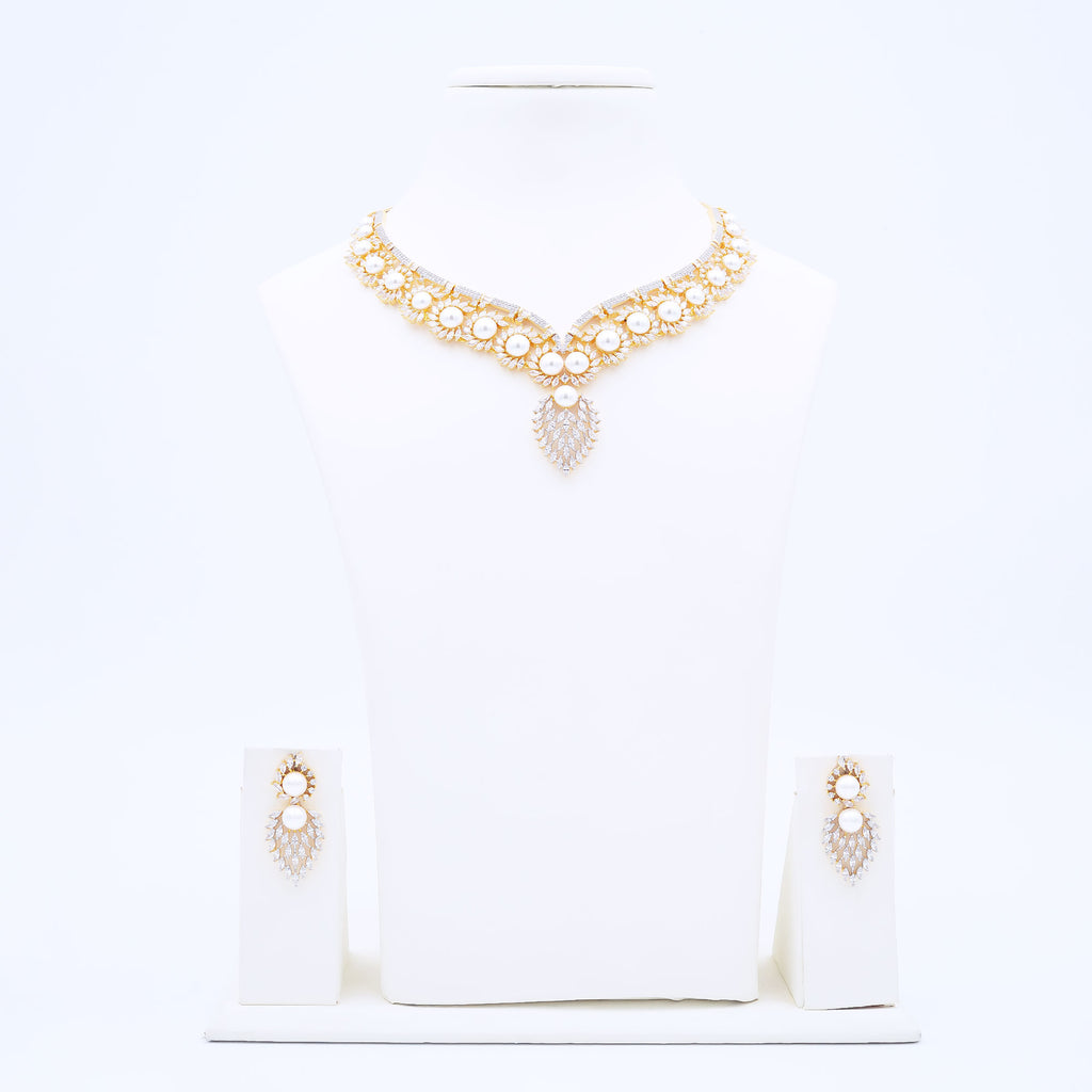 Modern Pearly Floral Necklace Set