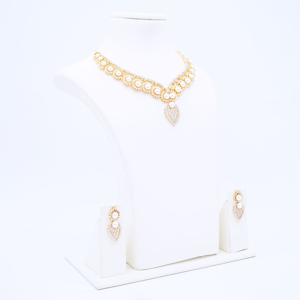 Modern Pearly Floral Necklace Set