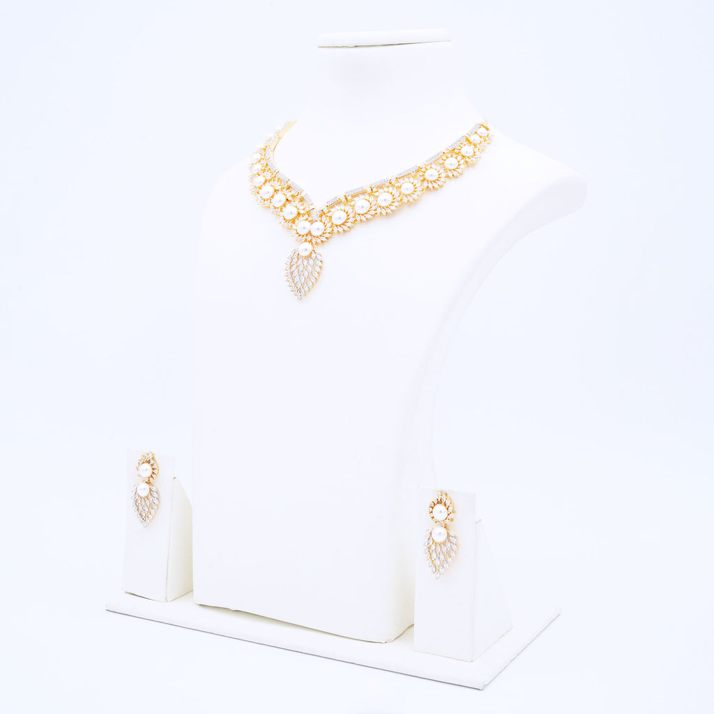 Modern Pearly Floral Necklace Set